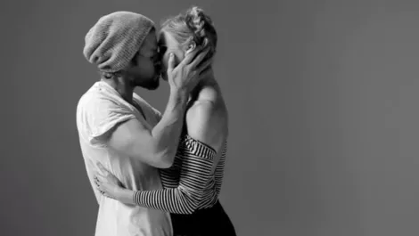20 strangers kiss… 16m YouTube hits