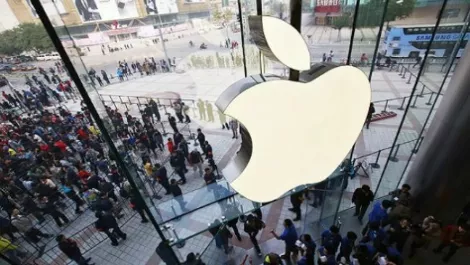 Apple logo crowd